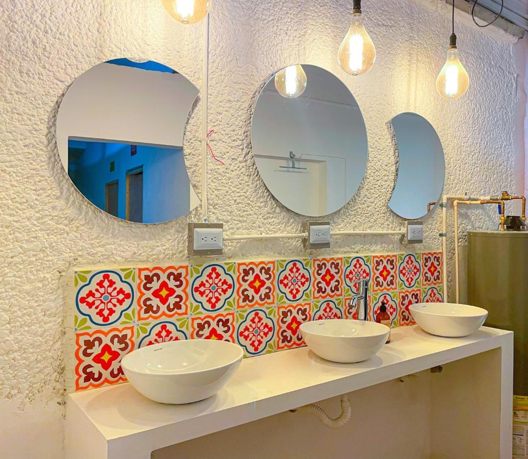Baku Laureles Hostel Medellin Bagian luar foto