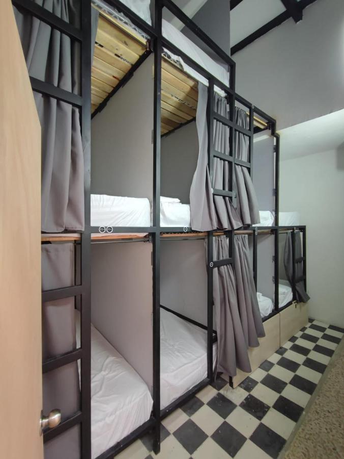 Baku Laureles Hostel Medellin Bagian luar foto