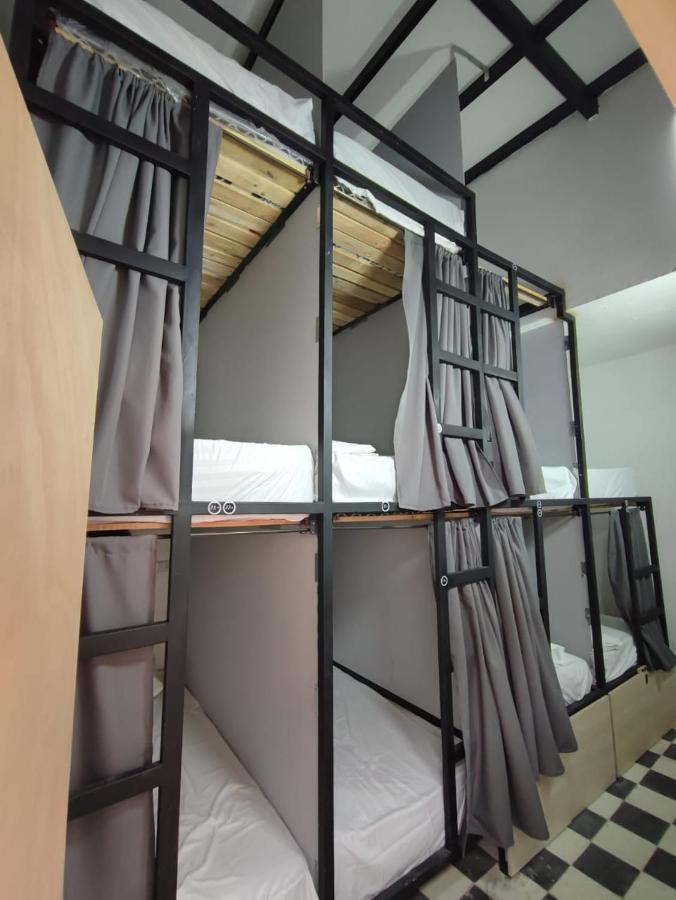 Baku Laureles Hostel Medellin Bagian luar foto