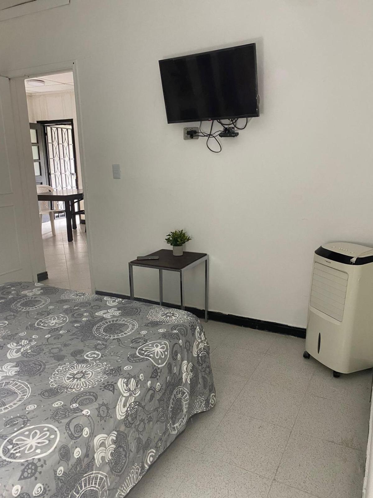 Baku Laureles Hostel Medellin Bagian luar foto