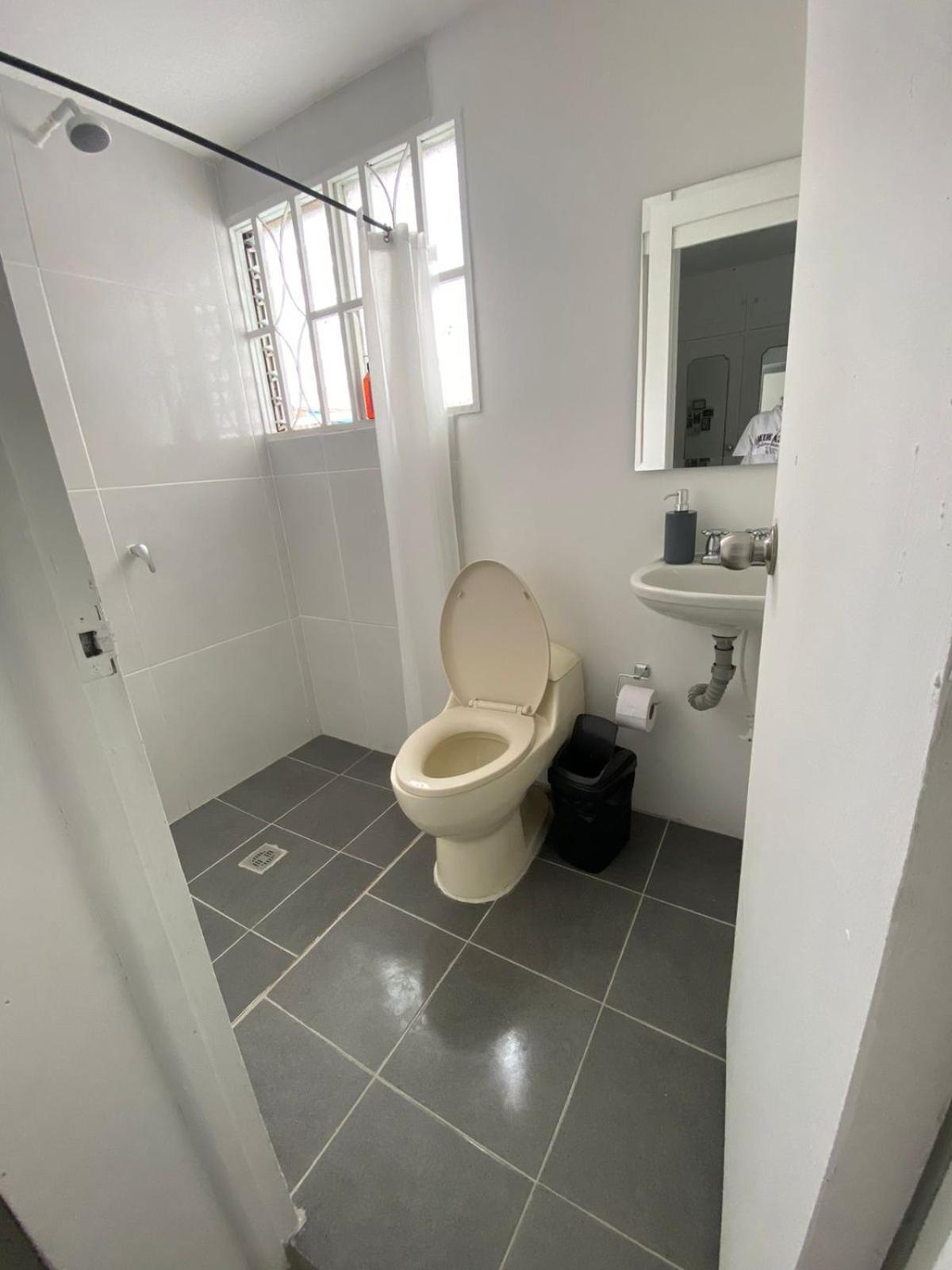 Baku Laureles Hostel Medellin Bagian luar foto