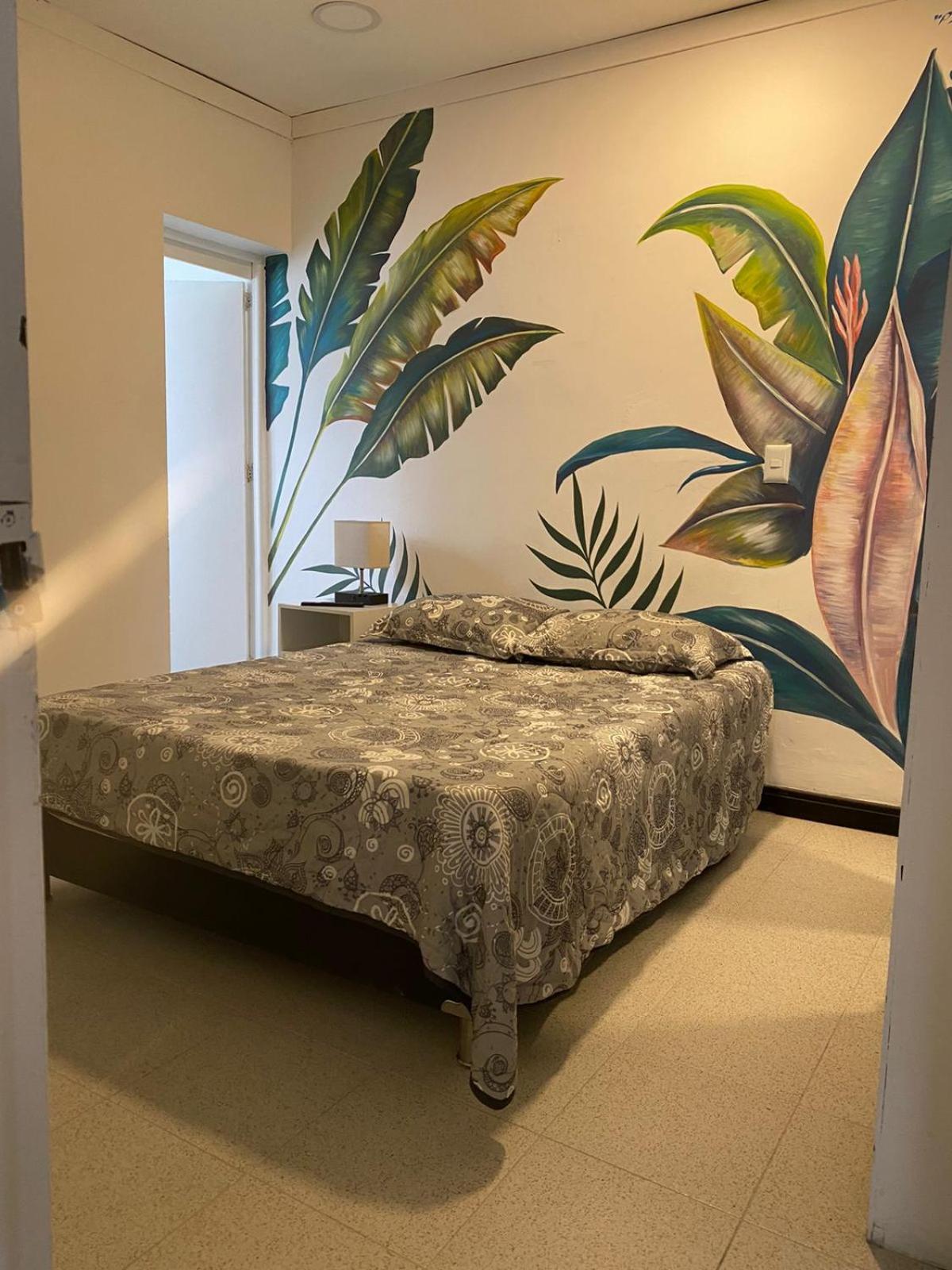 Baku Laureles Hostel Medellin Bagian luar foto