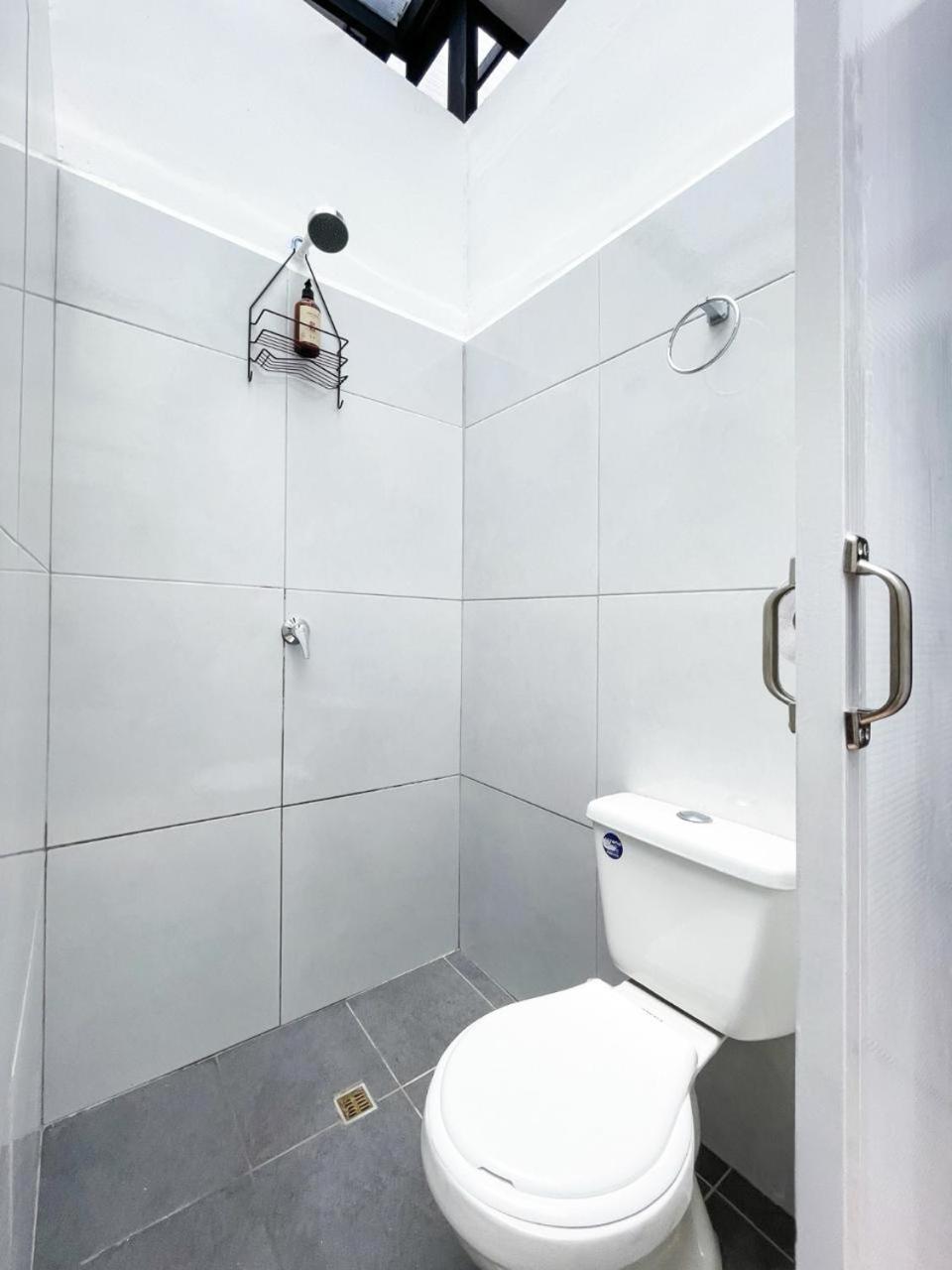 Baku Laureles Hostel Medellin Bagian luar foto
